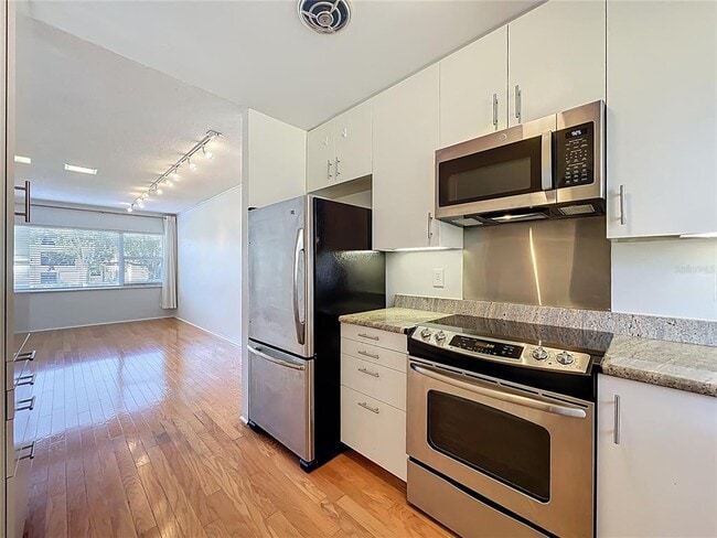 Building Photo - 640 N Park Ave