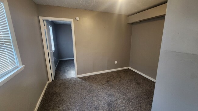 Building Photo - Affordable 2BR, 1BTH flat with utilities included & convenient location!