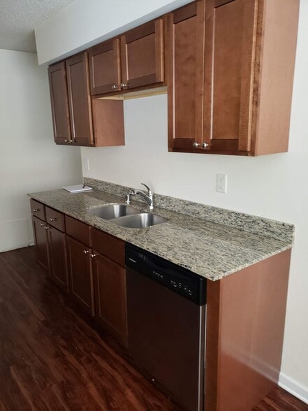 Interior Photo - Riverwood 6425