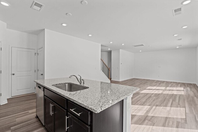 Building Photo - 4 Bedroom/3 Bath Sanford