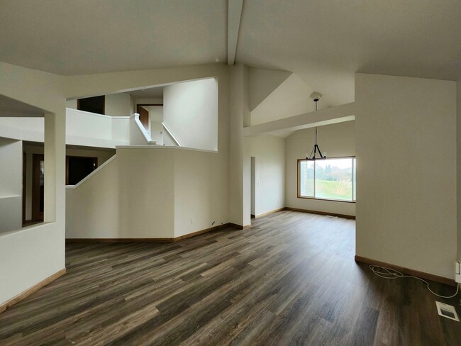 Building Photo - Brand New Updates! 4-Bedroom, 2.5-Bath plus Home Office in Horn Rapids!