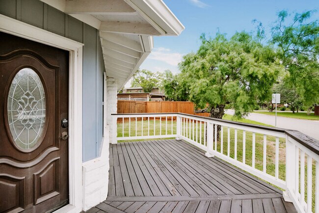 Building Photo - 134 Sinclair St