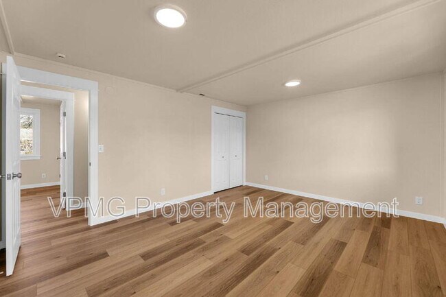 Building Photo - 14907 NE 34th St