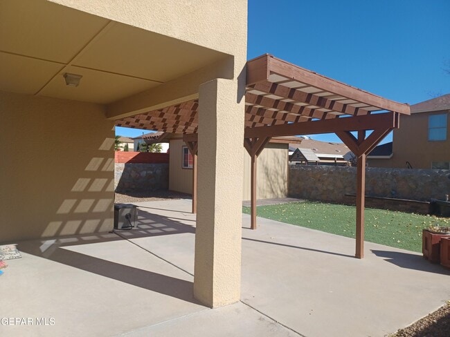 Building Photo - 2300 Honey Dew St