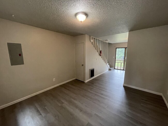 Building Photo - 914 Sparta Dr