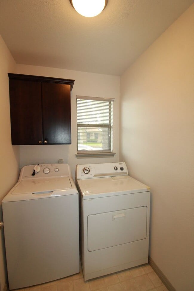 Building Photo - 4Bed/2Bath House w/ detached 2 car garage