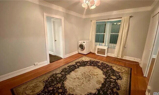 Building Photo - "Charming 3-Bedroom Unit in Queens – Spacious 900 Sq Ft Living!"