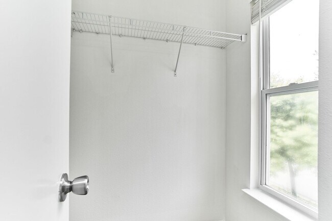 Building Photo - 3 BD + Loft in HSE Schools!