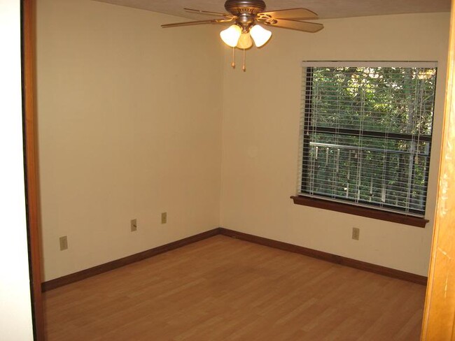 Building Photo - 1642 Spring Garden Ct