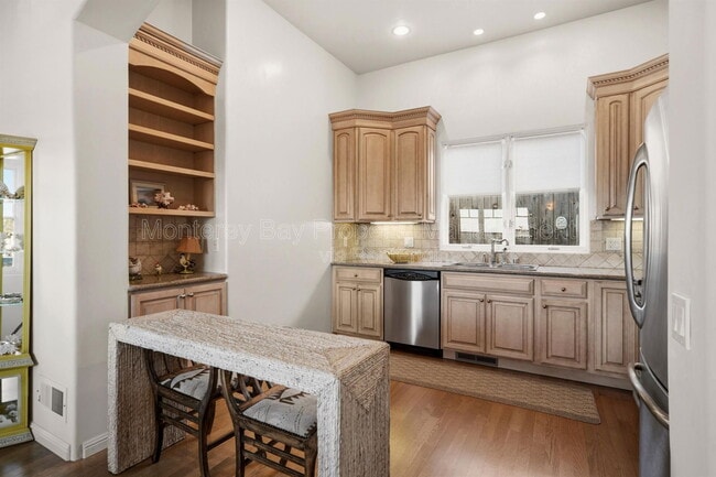 Building Photo - 525 Laurel Ave