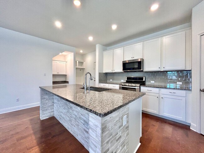 Building Photo - Beautiful and Contemporary 3 BR / 2.5 BA H...