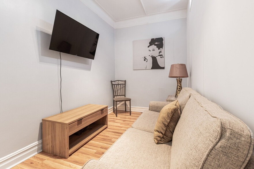 Building Photo - 414 W 46th St