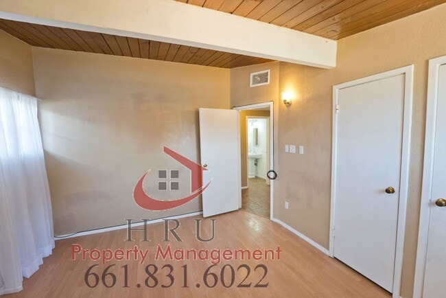 Building Photo - NE-Bakersfield 3 bedrooms 1 baths