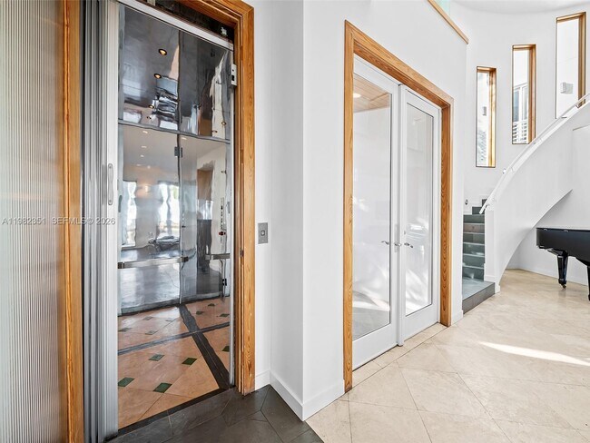 Building Photo - 450 Victoria Terrace