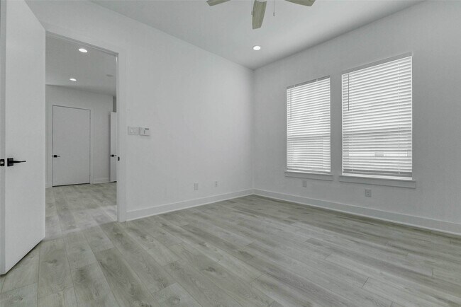 Building Photo - 5727 Elysian St