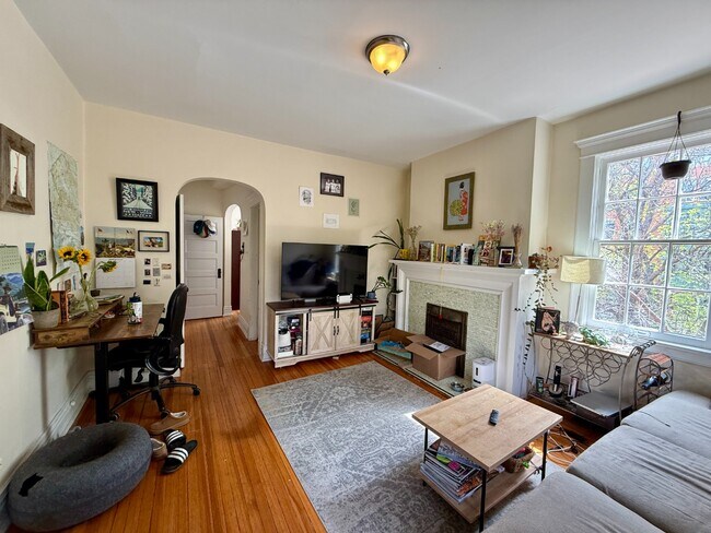 Building Photo - 1 bedroom apartment with private balcony!