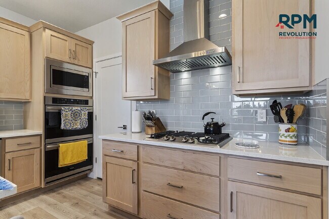Building Photo - "Charming West Haven Retreat: Spacious 3-B...