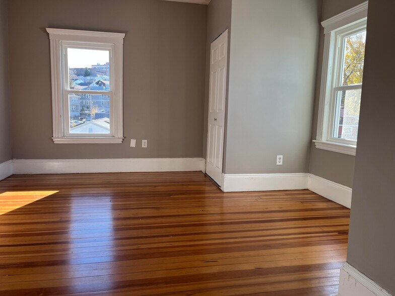 Building Photo - 15 Clarence St