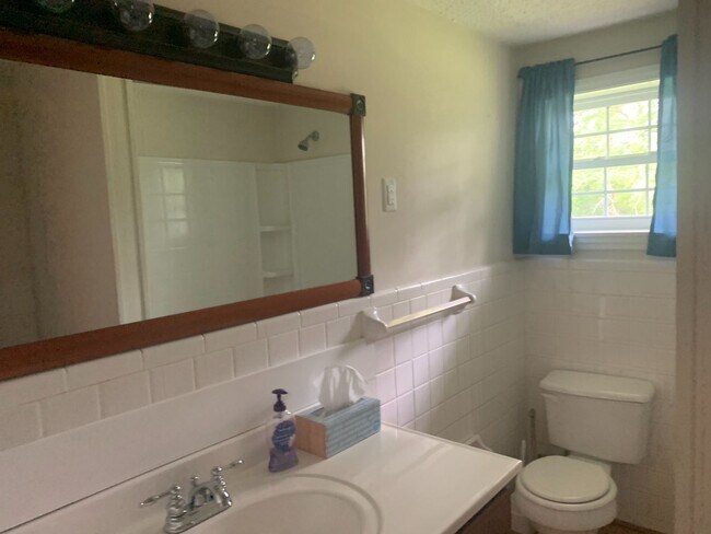 Building Photo - AVAILABLE NOW! 3 Bedrooms/1 1/2 Bath with ...