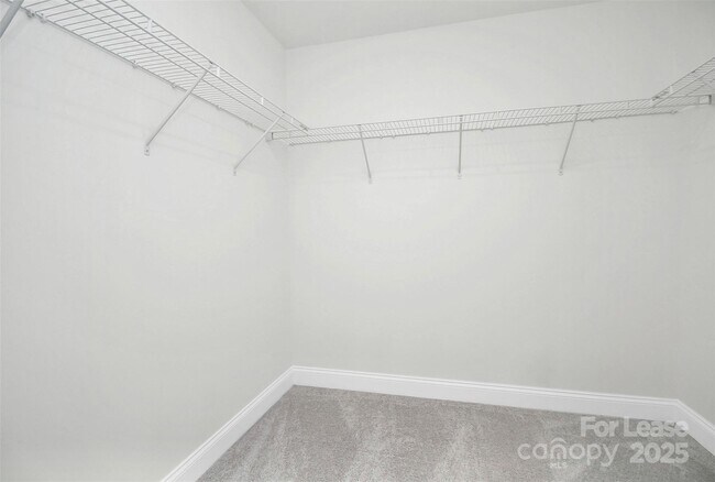 Building Photo - 6029 Mariemont Cir