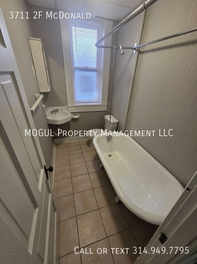 Building Photo - 3711 2F McDonald-