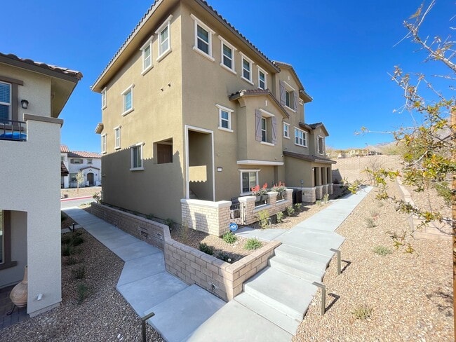 Building Photo - Stunning Summerlin Townhome with Private Downstairs Suite – Gated Community