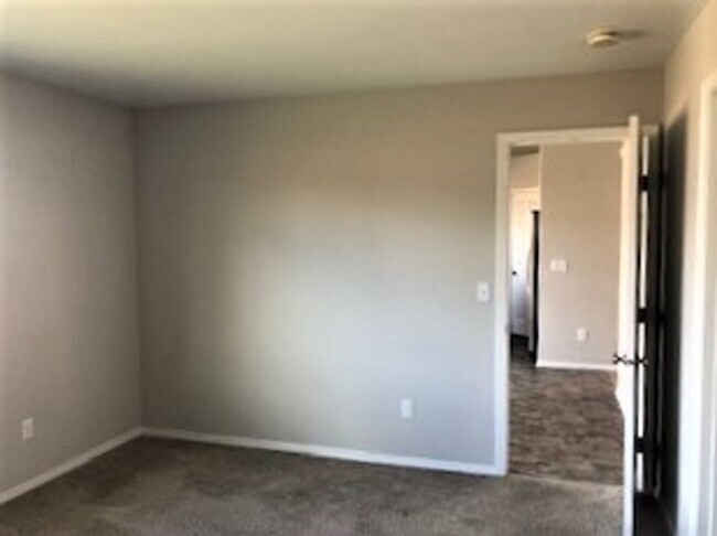 Building Photo - Charming Meridian home with 3 bed 2.5 bath and an office. Located in the Trailway Park Subdivisio...