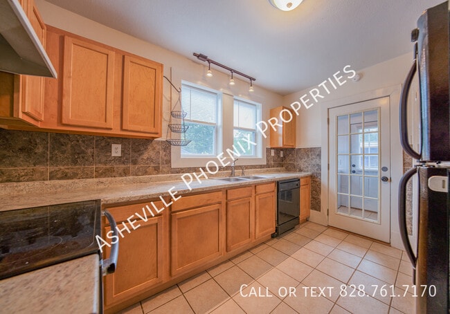 Building Photo - 10 Enka Oak St