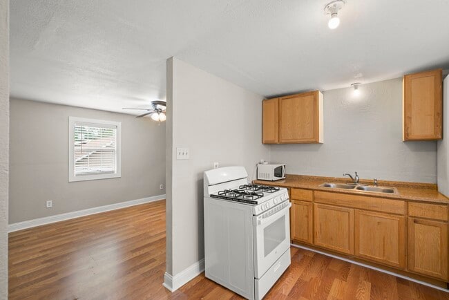Building Photo - 303 Linwood St