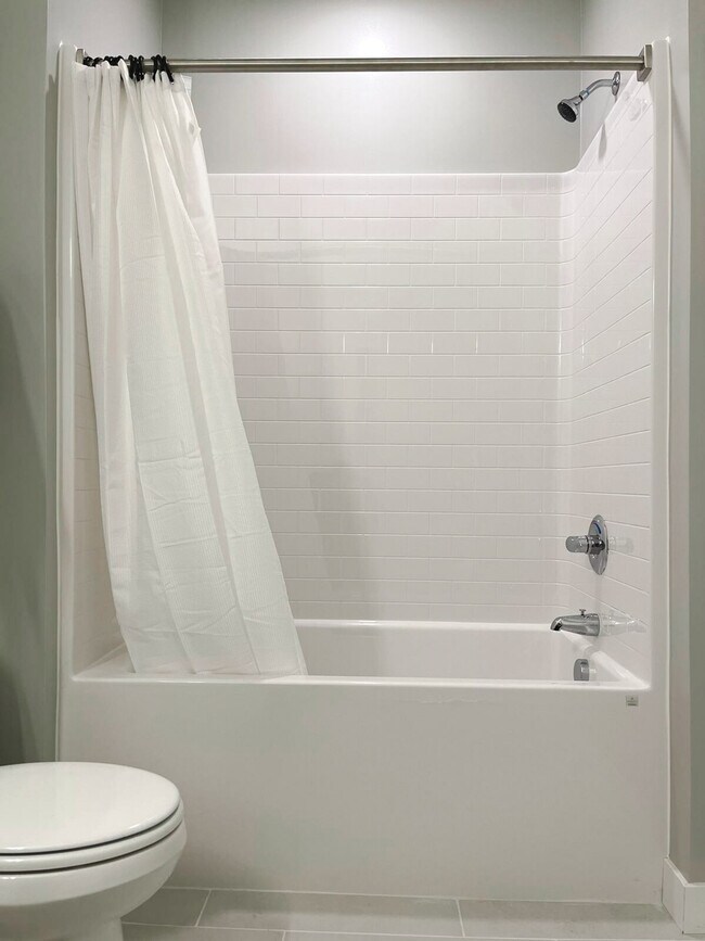 Building Photo - 2530 University Ave