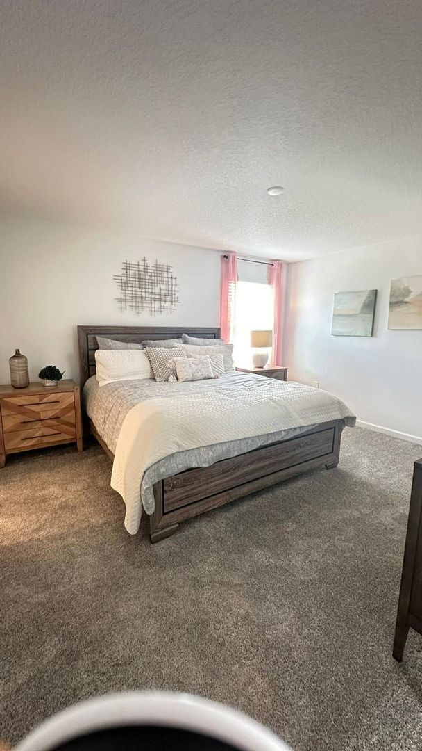 Building Photo - Bright & Open 4 Bed, 2 Bath Residence in Davenport!