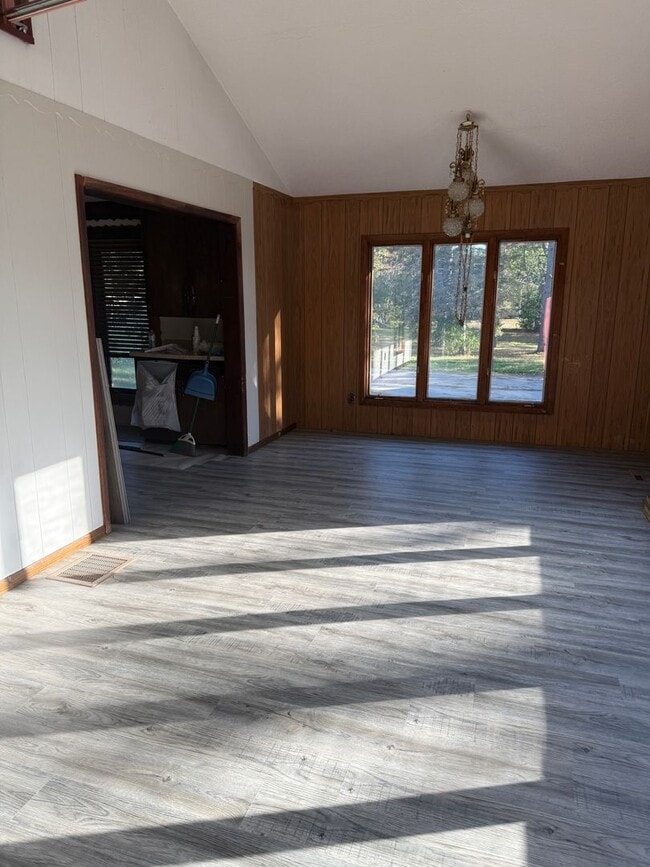 Building Photo - 3 Bedroom- Walking distance to Mud Lake