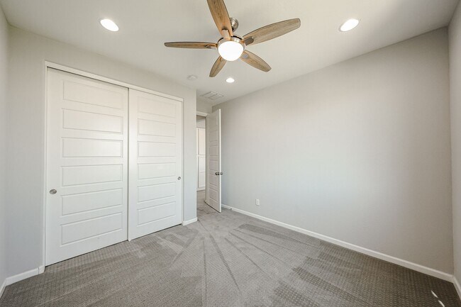 Building Photo - Beautiful 5bedrooms-2Baths Modern Style Home!