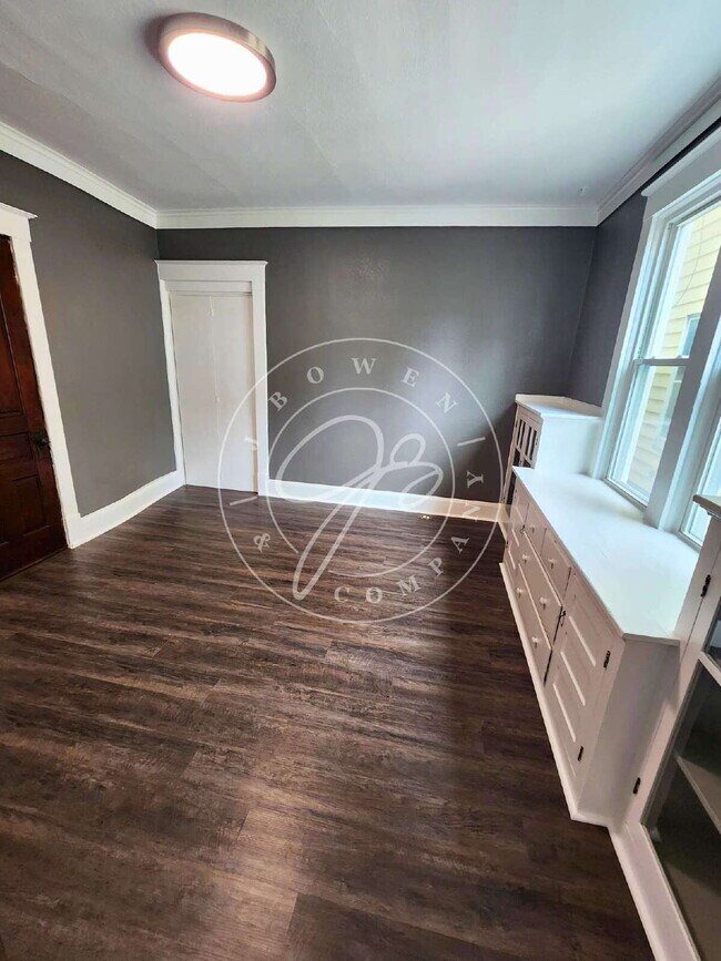 Building Photo - Charming 1-Bedroom-No transferring of util...