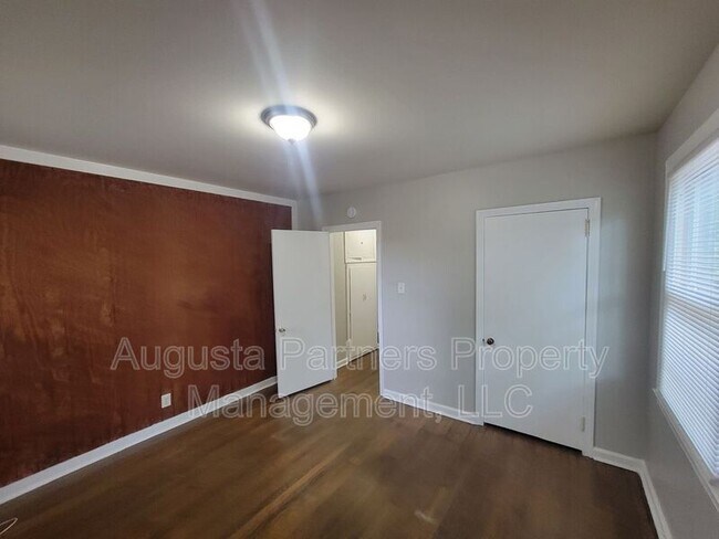 Building Photo - 2826 Thomas Ln