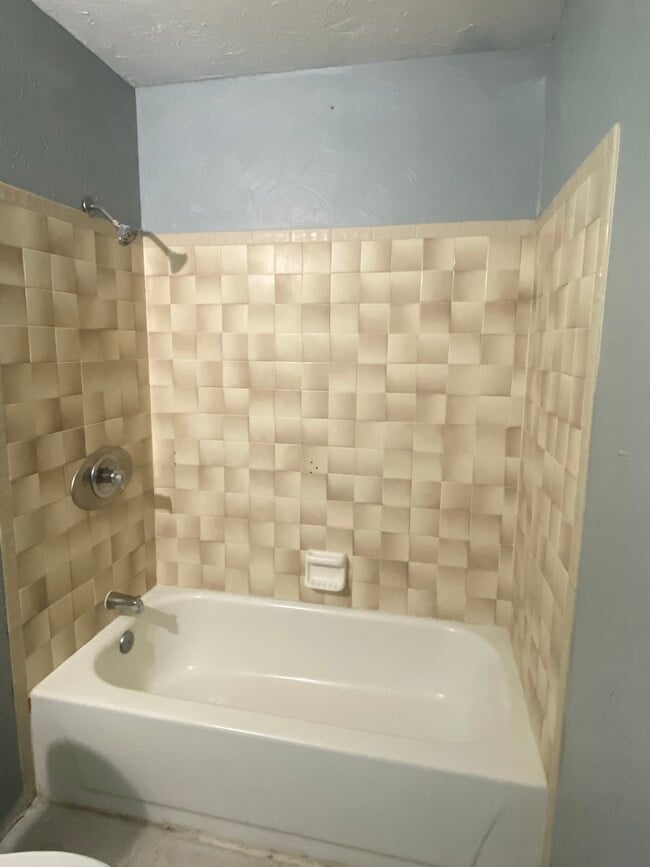 Building Photo - 2420 Tanglewood St