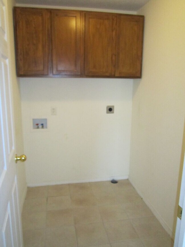 Building Photo - 412 E Denton Cir