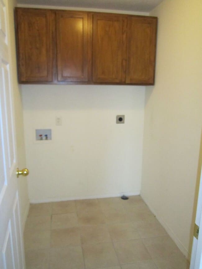 Building Photo - Beautiful 3 Bedroom Home in Gated Neighborhood!