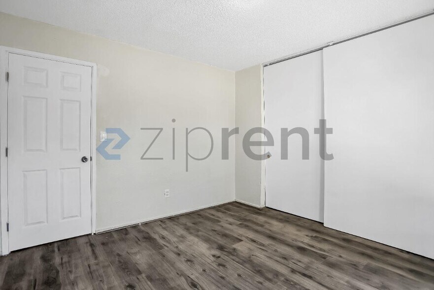 Building Photo - Unit C