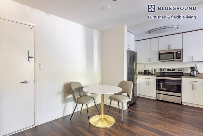 Building Photo - 655 S Fair Oaks Ave