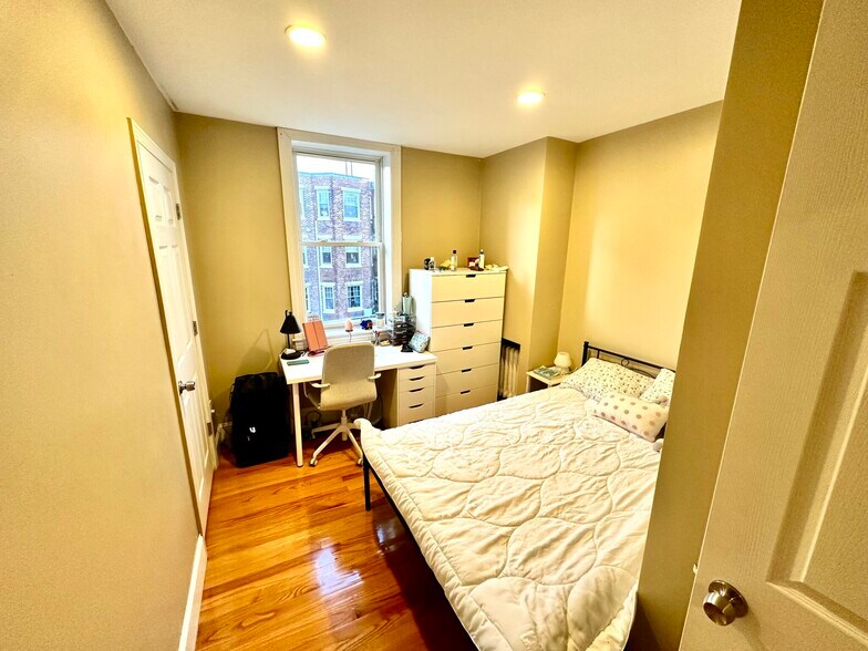 Building Photo - 76 Egmont St