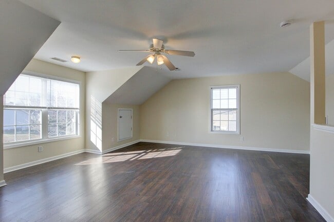 Building Photo - 3 bed 2 bath in the heart of St. B.  Fresh Paint.  Clean and Ready for You.