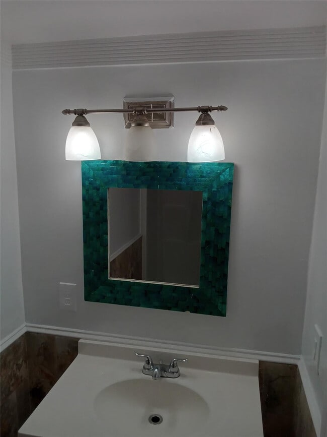 Building Photo - 120 NE 26th Ct