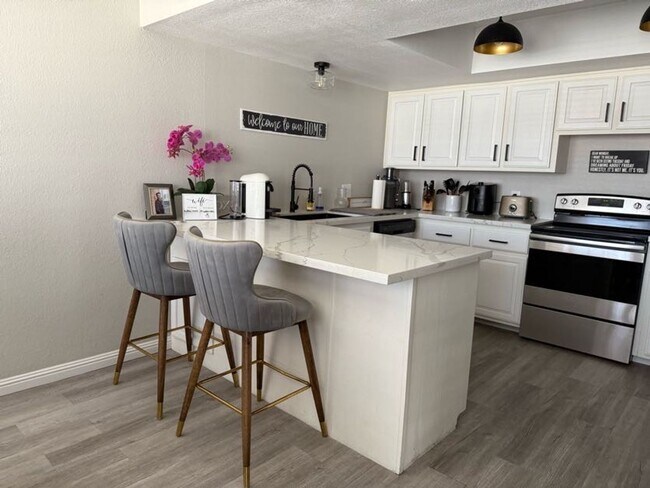 Building Photo - Beautiful Marina View Condo