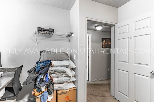 Building Photo - 892 E 700 N