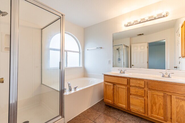 Building Photo - 2476 Medina Dr