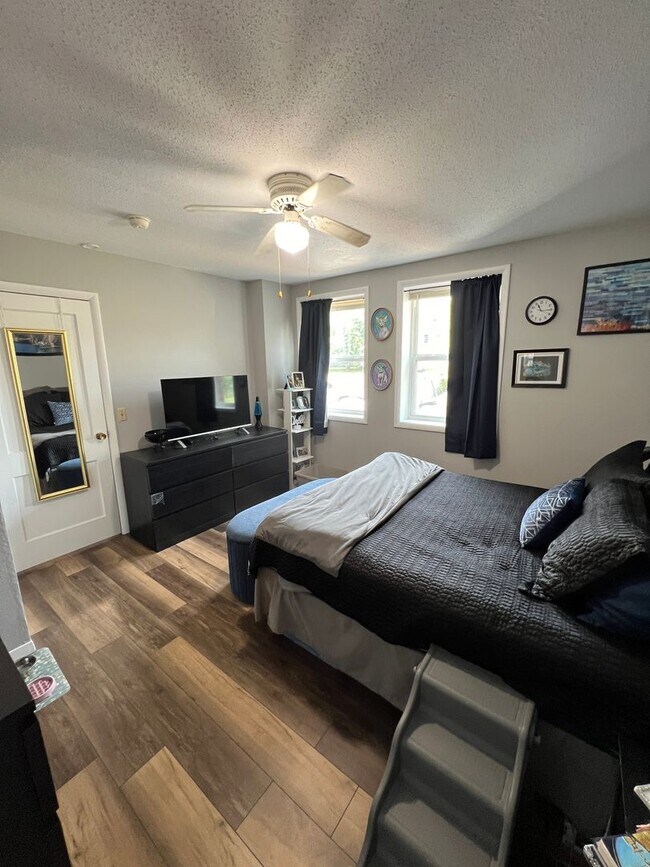 Building Photo - AVAILABLE JUNE - Spacious 2 Bedroom Apartment!