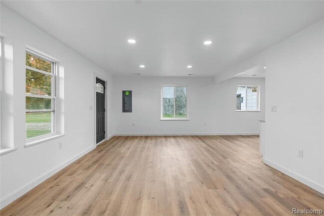 Building Photo - 1445 N Seymour Rd