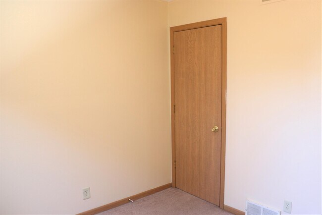 Building Photo - 906 C Ave NW