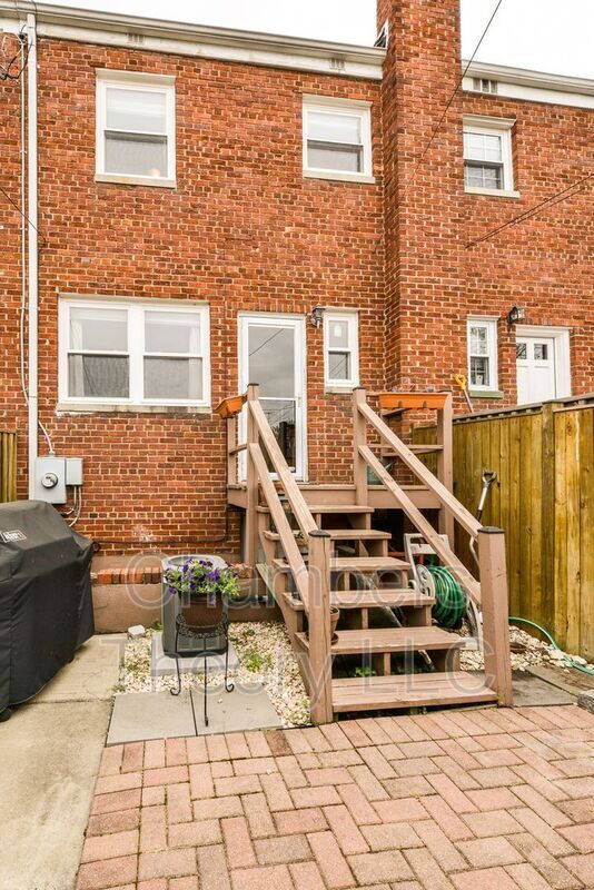 Building Photo - 629 S Henry St